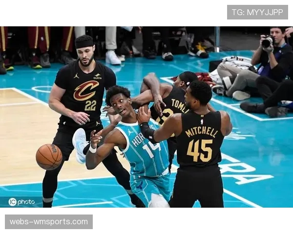 骑士客场击败黄蜂 加兰23分莫布利两双内线优势明显